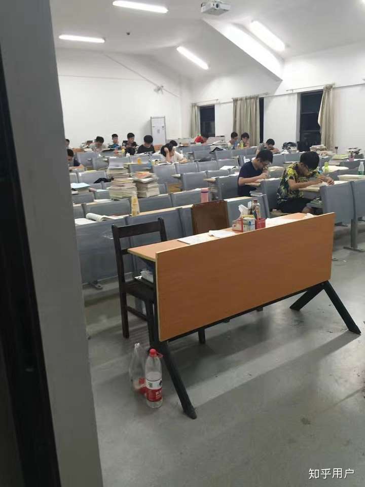 武汉晴川学院的图书馆或教室环境如何?是否适合上自习