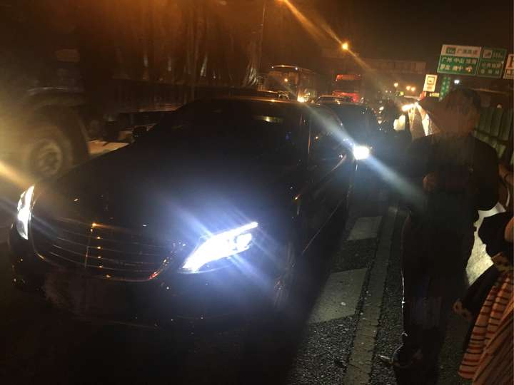 为什么奥迪a4l被追尾会熄火,而且安全带抱死.