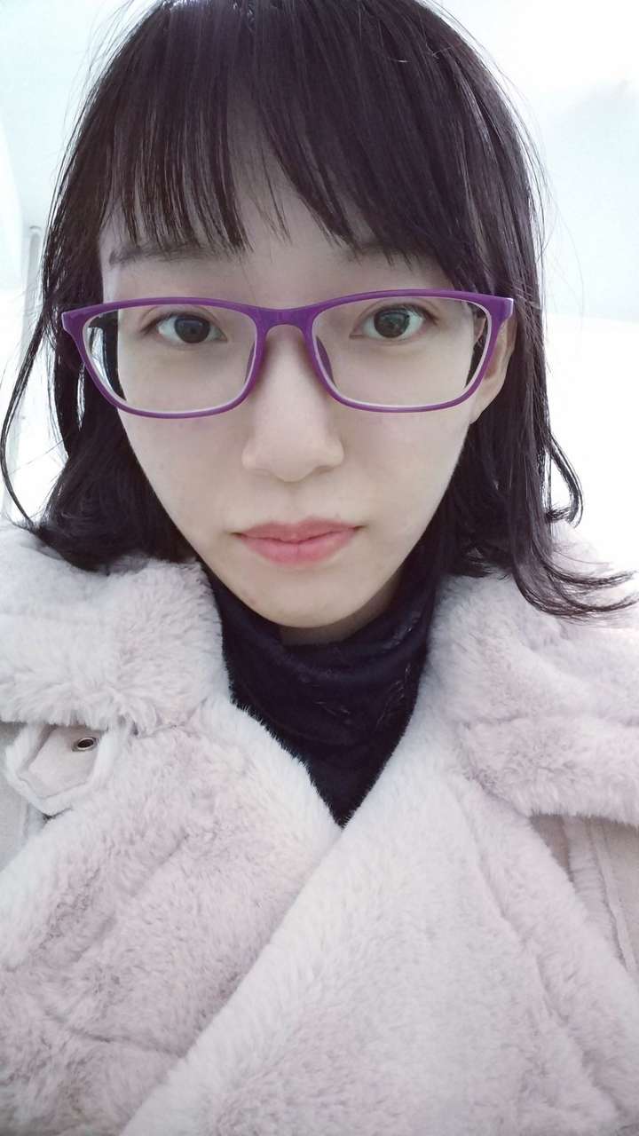 可能是看戴眼镜的自己比较习惯吧,不戴眼镜感觉反而暴露了脸长,眼距宽