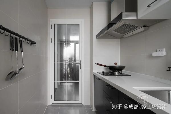 厨房门也换成了白色边框玻璃门,更加透亮