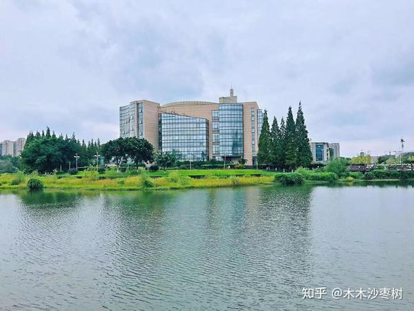 四川大学江安校区明远湖边的青春记忆