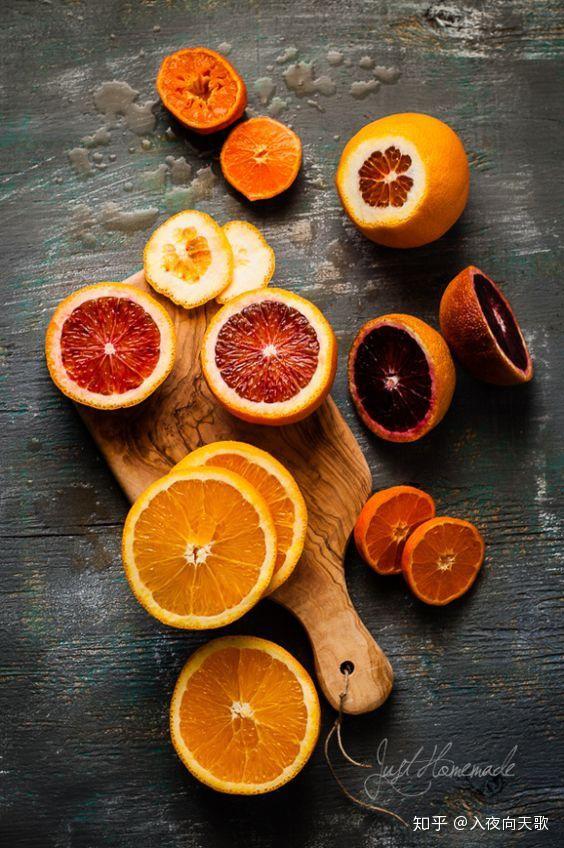 常见的橙色食物有胡萝卜,南瓜,红薯,木瓜,柑橘等.