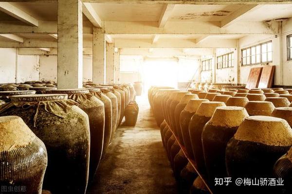 酱香型白酒的酿造工艺可以概括为:一年一个生产周期,两次投料,九次