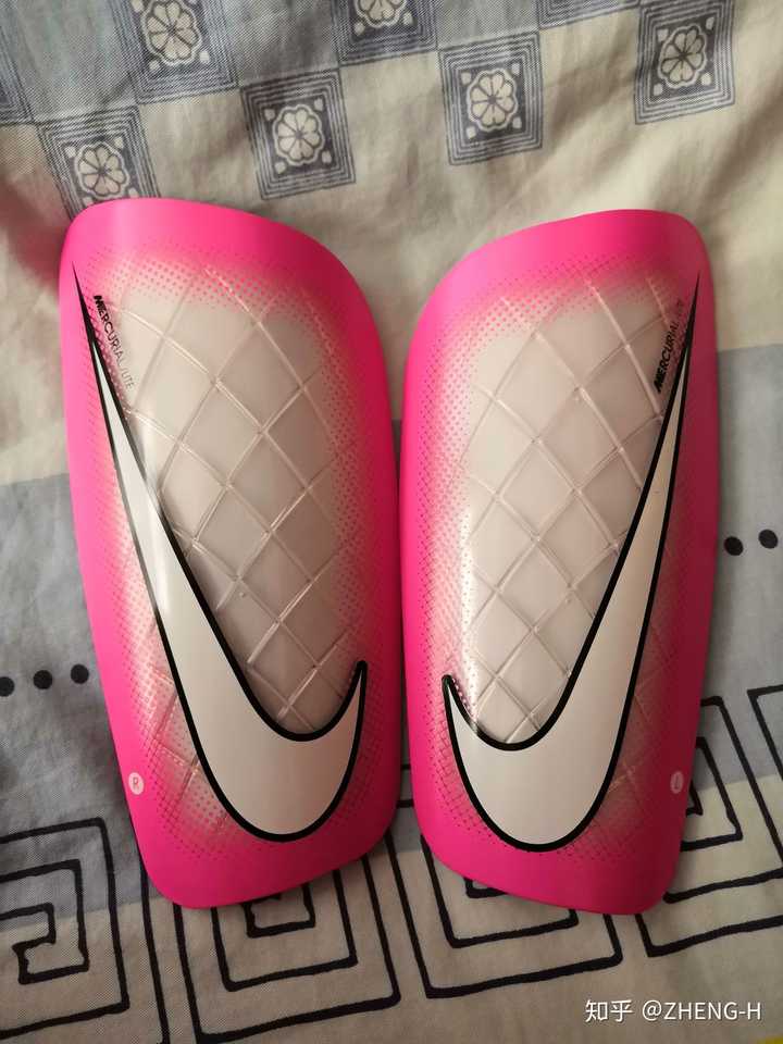 足球护腿板如何区分左右?