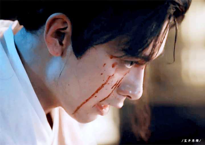 在他即将登上帝位时 她拼尽全力一掌 他七窍流血,死不瞑目 临死前还