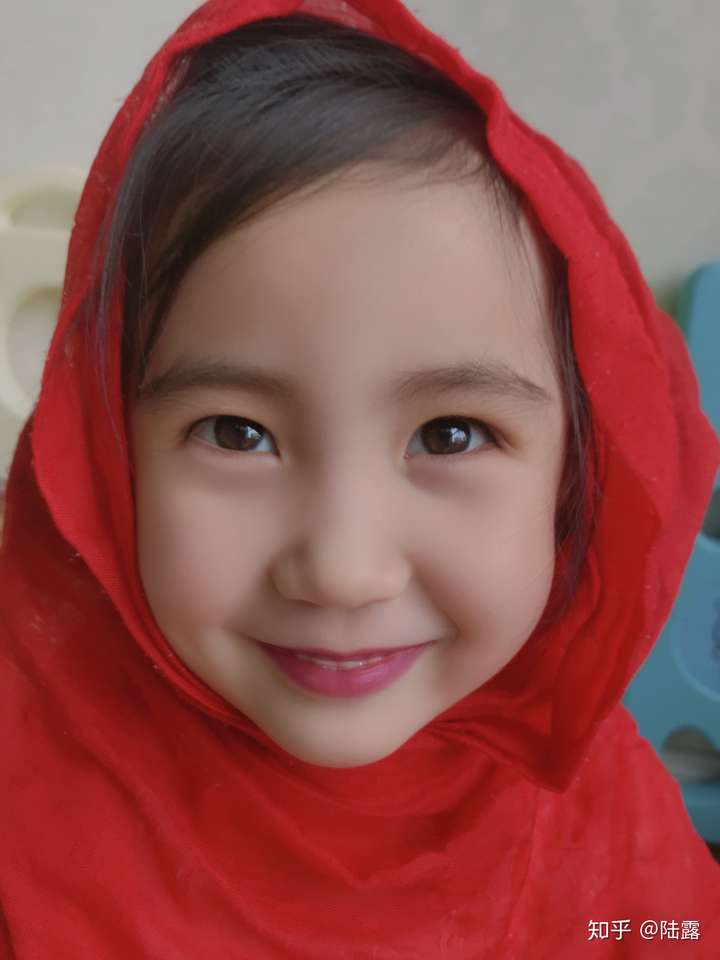 不说了,放两张前几天随手拍的照片吧,小时候的存到电脑上了,手机上