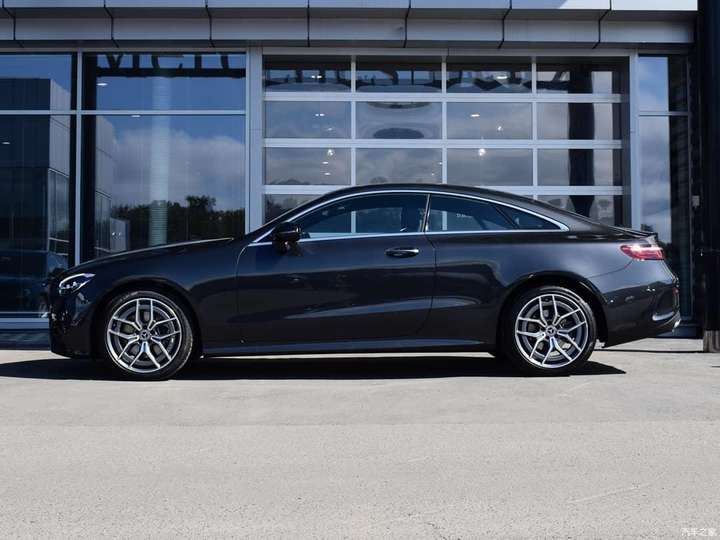 新款奔驰e级coupe海外实车精致运动的双门轿跑风格