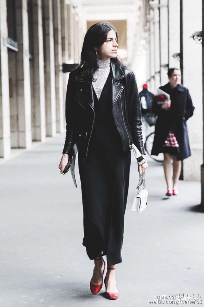 黑色连衣裙要如何搭配衣服?