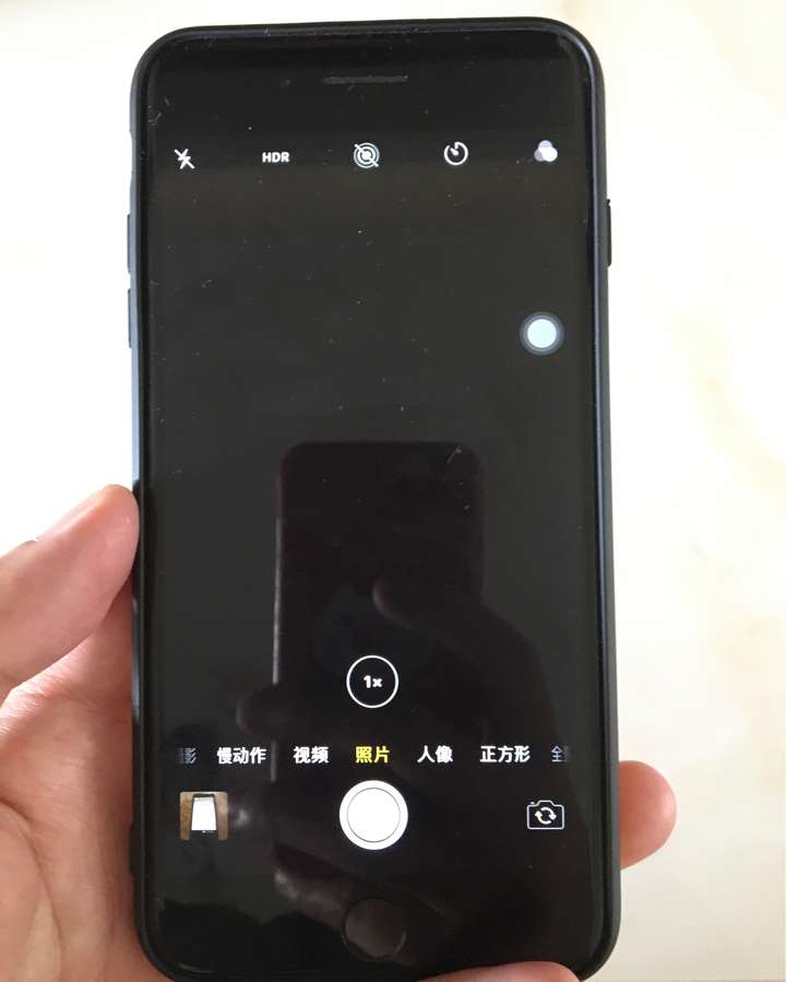 iphone 7plus…… 这是一部非常牛逼的手机,牛逼在哪?主摄像头坏了.