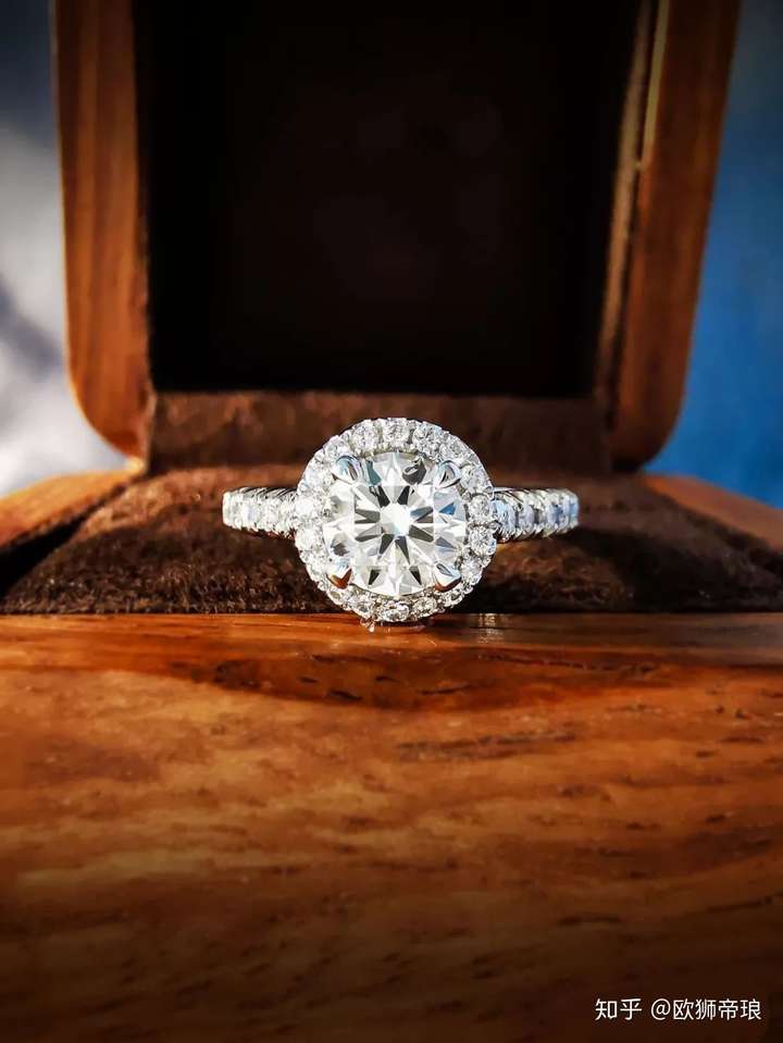 定制钻戒是金重一点好还是轻薄一点比较不错呢