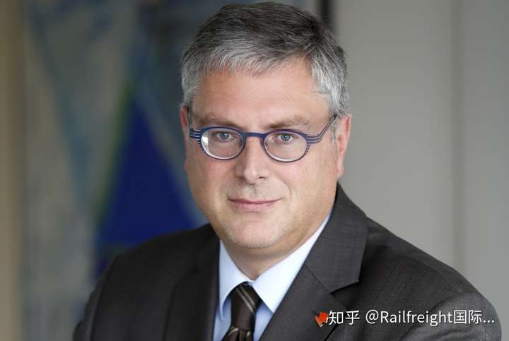 官方帐号 1人 赞同了该文章 伊曼纽尔·马克龙(emmanuel macron)表示