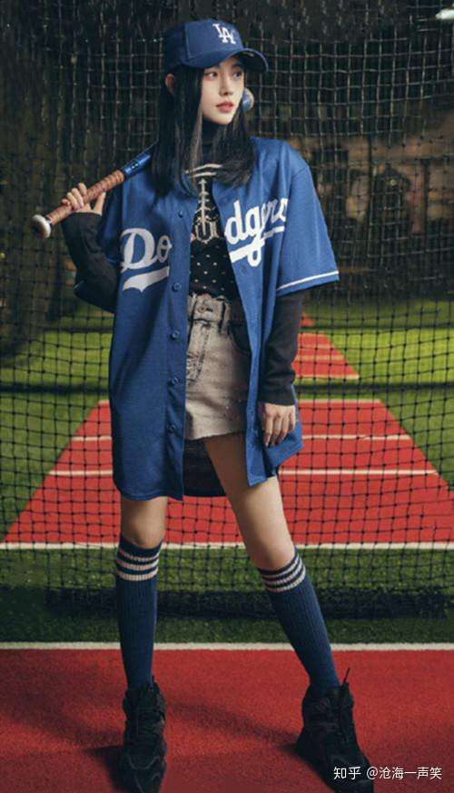 网上曝光的一组鞠婧祎最新解锁的时尚杂志大片,照片中鞠婧祎头戴棒球
