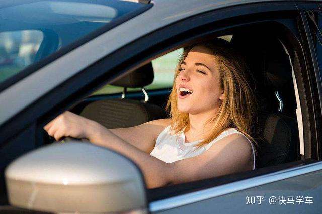 高温天气开车犯困怎么办?新老司机都看一下,掌握这些技巧就够了
