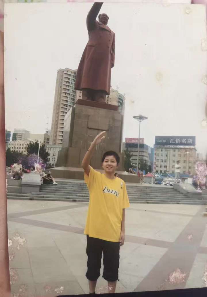 不是我,是我一个朋友,  今天他发朋友圈我看到的他10年前的照片,至于