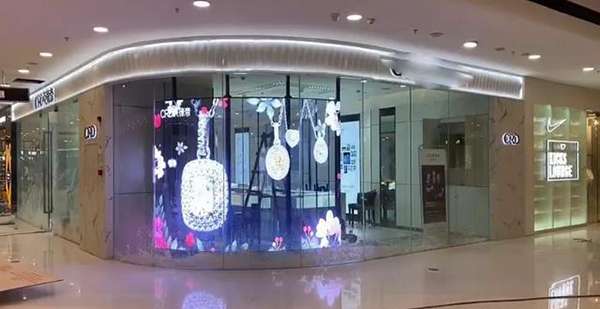 橱窗里的智能透明屏商家让橱窗动起来