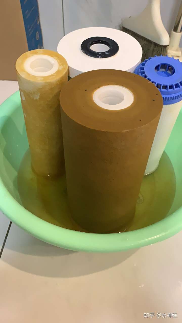 饮食水出现混黄色,即使用了过滤器和棉布过滤,效果依旧不好,下雨天