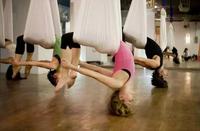 出来聚:最酷炫的运动,那一定就是空中瑜伽了!