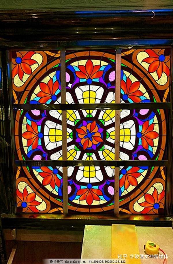 教堂玻璃为什么是彩色的?为什么教堂都使用这种风格的玻璃?