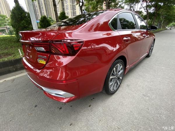 红色起亚k3是我选择起亚的第二台车配置也丰富多彩