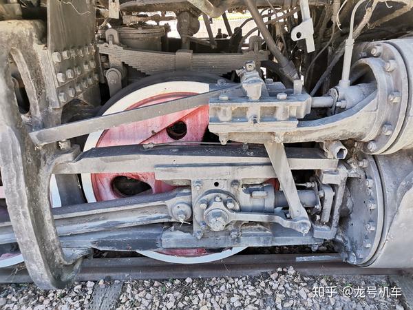 右侧连杆断裂不全.车头灯是在维修时临时配置,非常不协调.