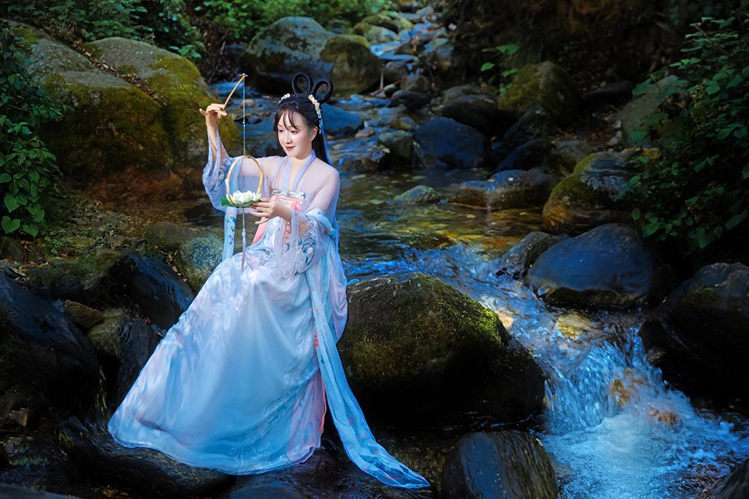 近几年,掀起一股汉服潮流风,在街上随处可见仙气飘飘的汉服小仙女,或