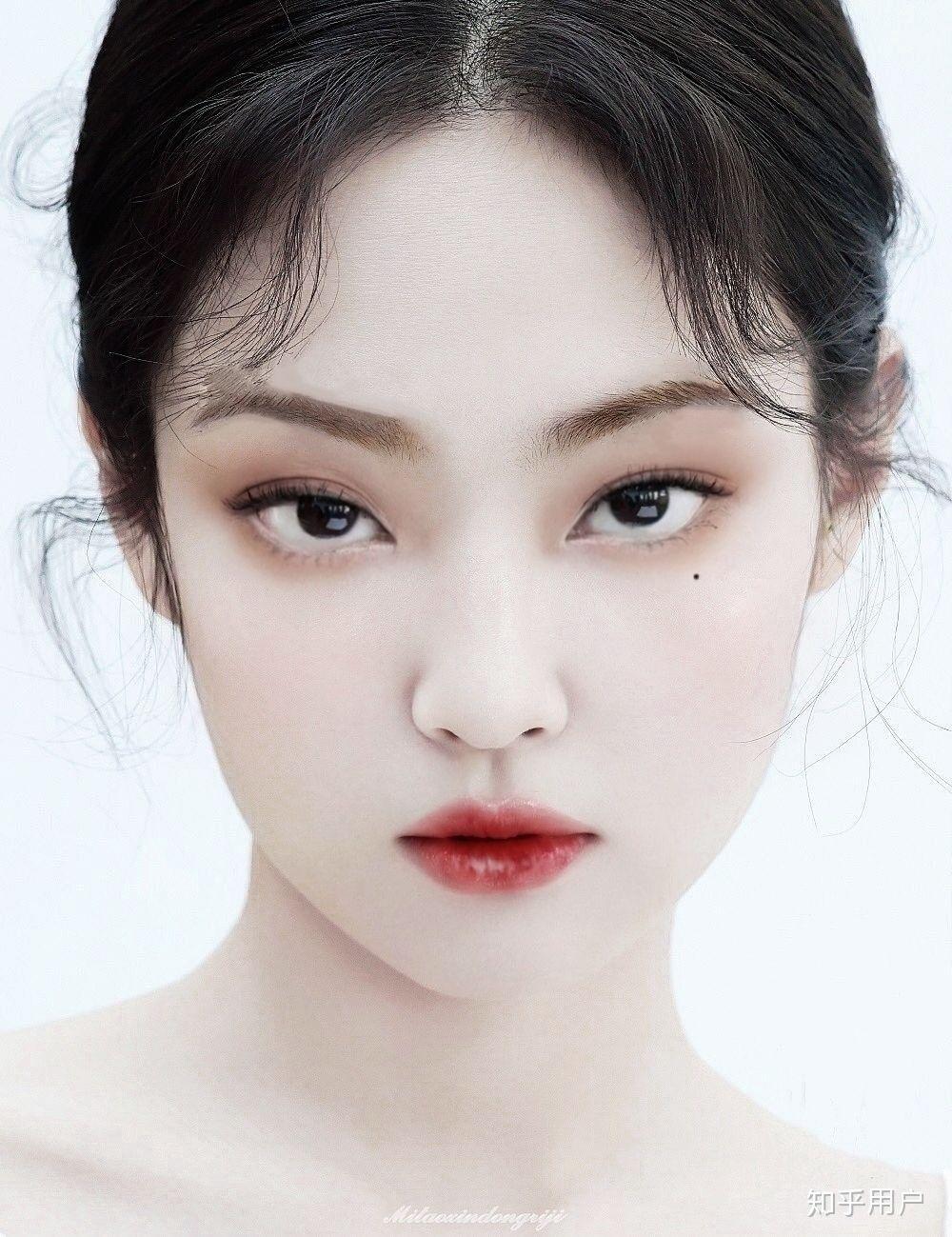 除了眉毛和眼睛是尖尖的,富江的脸是很圆润很稚嫩的弯弯柳叶眉上挑的