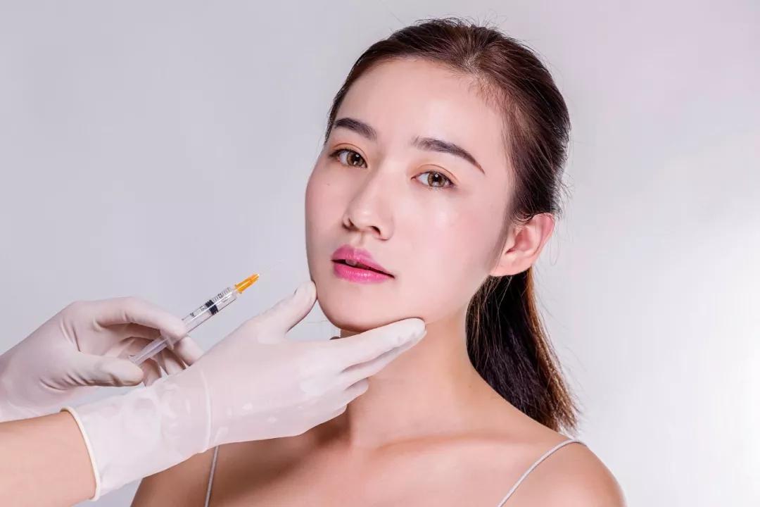 面部脂肪填充vs玻尿酸填充,究竟选择哪个?