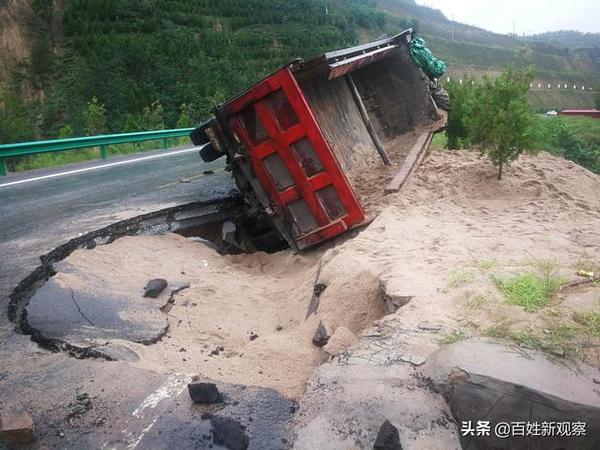 从临县县城去往克虎镇途中一辆自卸车货车