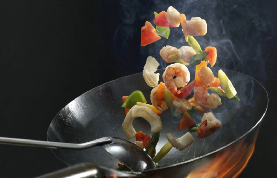 那么为什么要用铁锅炒菜呢?下面让我们一