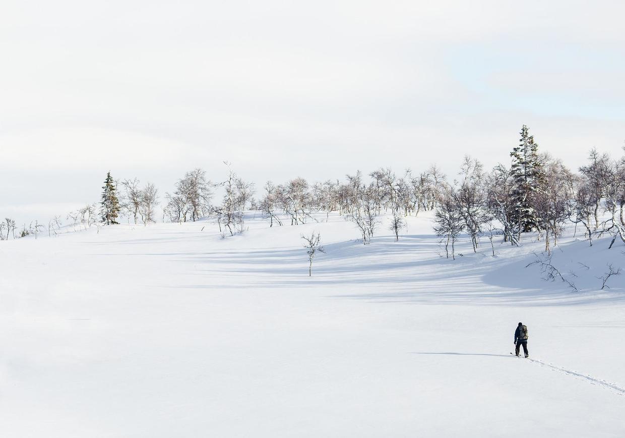 雪地行走的男子图片素材-编号12518763-图行天下