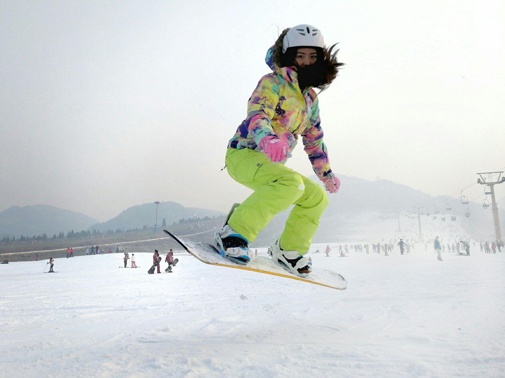 男性滑雪者自拍使用他的行动相机和自拍杆技术娱乐活动在冬季滑雪胜地照片摄影图片_ID:309827362-Veer图库