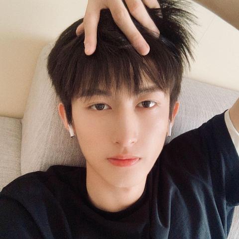 甘子七—b站陈坤 他和雨豪是朋友,缺点也是短 3.连富贵儿