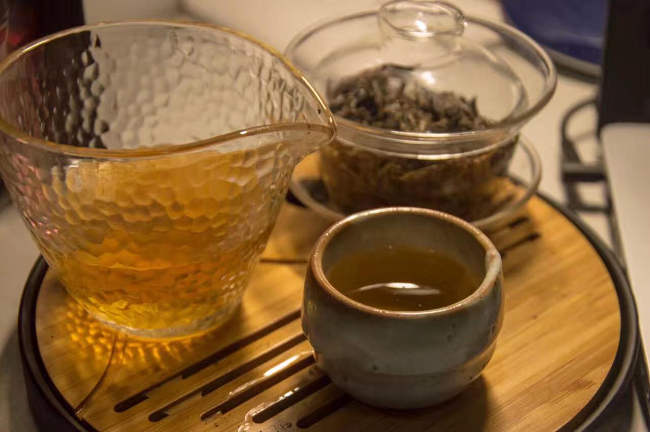 长期喝白开水与长期喝茶的人相比，谁的身体更健康？