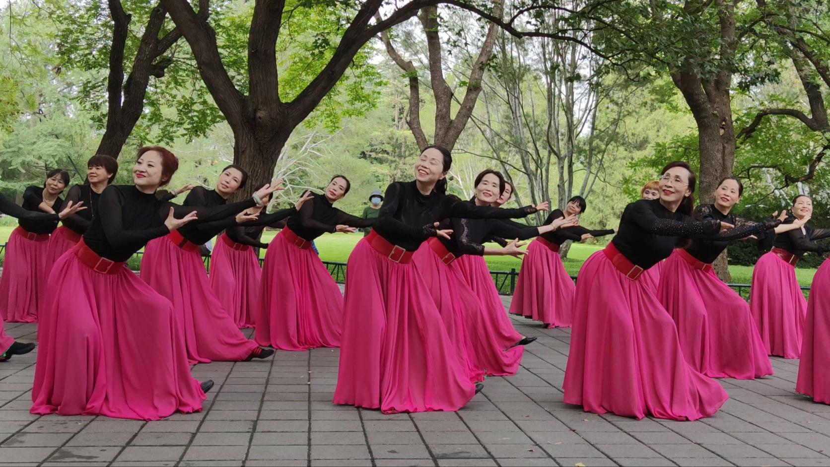 广场舞康巴情团队版节奏舒缓而温馨跳得真好看