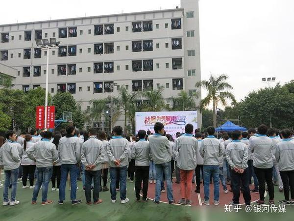 江苏昆山电子厂乱扔员工证9月5日,一则关于电子厂乱扔员工工作证件的