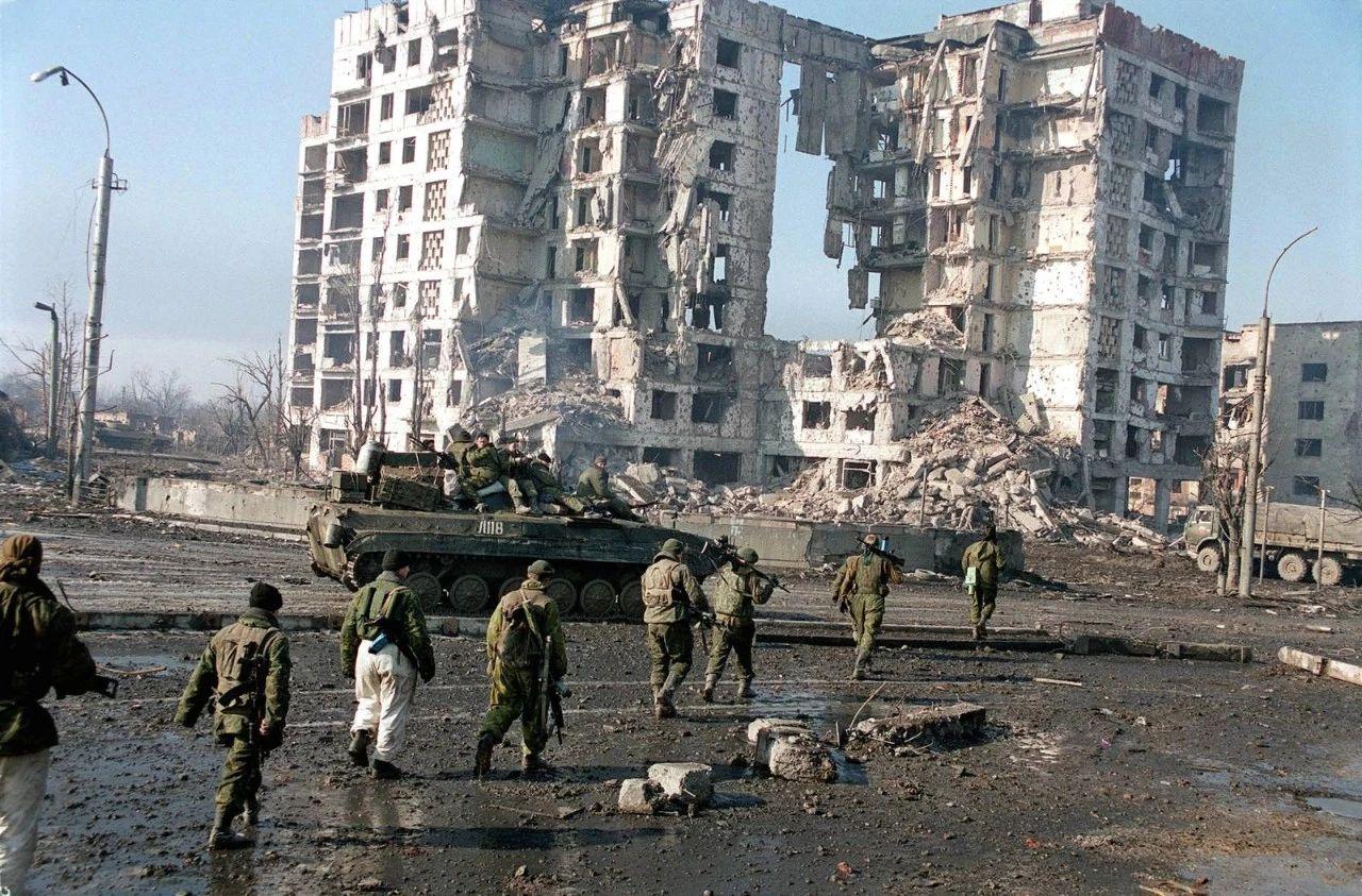 Площадь минутка грозный 1995 фото