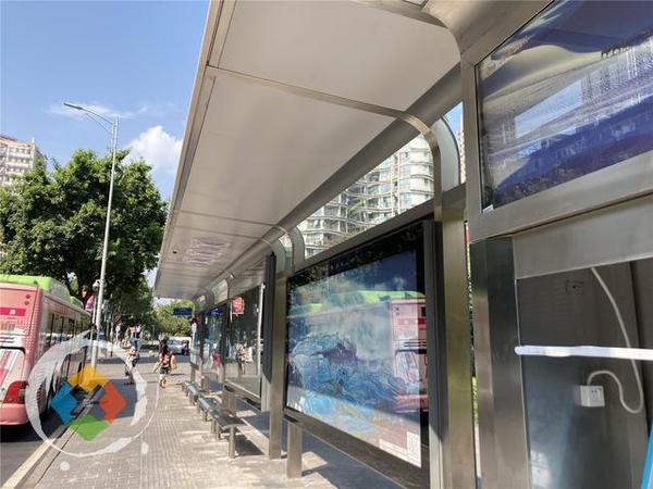 重庆公交车站全面升级增设风扇可无线充电却被当做摆设
