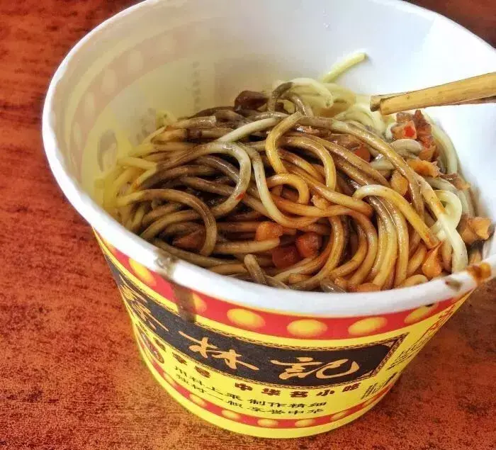 店名：蔡林记热干面地址：分店众多，口味相差不多推荐户部巷店和光谷店