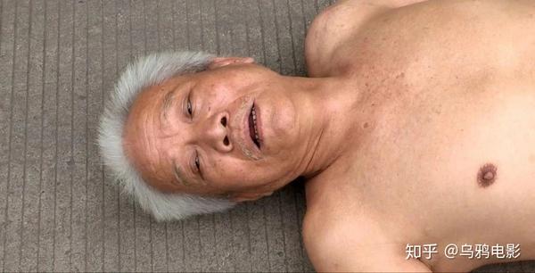 七十岁老汉,光着膀子,上去就给城管队长一巴掌,骂骂咧咧:你们这些