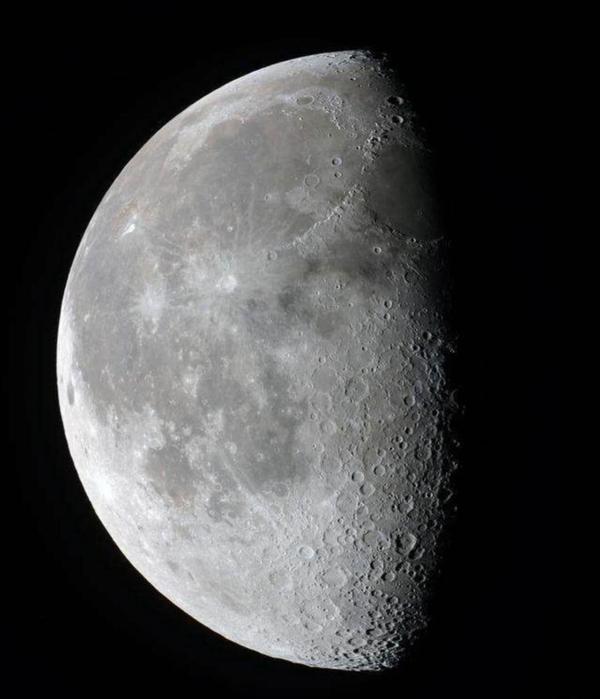 昨天是用望远镜看月球的一天